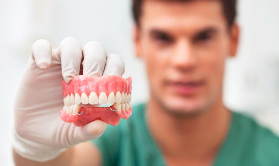 Как крепятся протезы, если нет крайних жевательных зубов